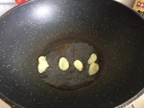锅内倒入色拉油，放几片姜爆香