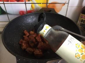 倒入少量果醋或是白醋（有助于肉酥烂），炒匀后盖上盖子焖半分钟