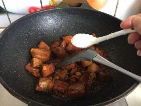 再放入白糖，糖的量一定要多一些