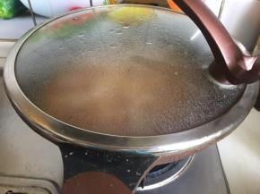 加盖中小火焖约40分钟