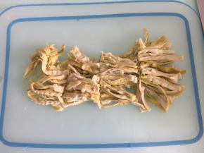 扁尖笋干提前浸泡至软，挤干水份，撕成丝切成小段备用