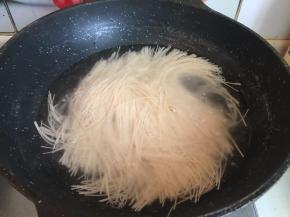 在另一个锅中加入适量的清水煮沸后放入干面条，煮开后家一次冷水再次煮沸即可关火