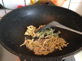 另起油锅，放入扁尖笋丝翻炒均匀