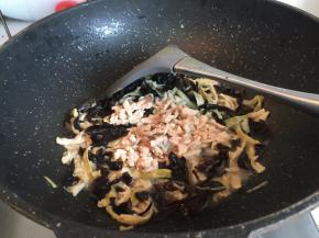 再放入黑木耳丝翻炒片刻后，加入炒过的猪肉丝