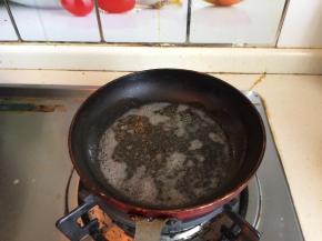 小锅中加热适量的油