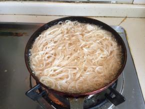 放入沥干水份的面条