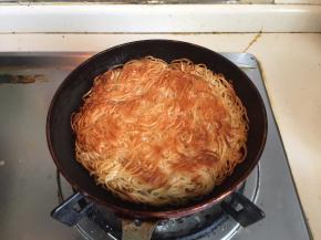 炸至金黄色后翻面再煎至两面金黄色