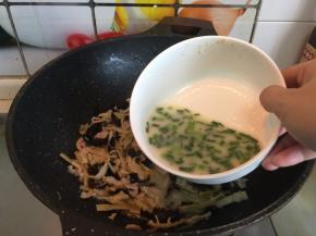 翻炒均匀后加点料酒、盐和适量清水煮开后加入湿淀粉和葱花