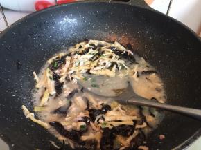 翻炒均匀加点鸡粉和香油即可出锅（汁水要多留点）