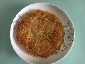 把两面黄放入盘子中