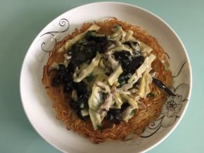 浇上三丝浇头和汤汁即可