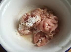 猪肉丝几点料酒、盐和生粉腌制一会
