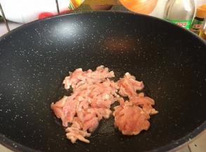 起油锅，放入肉丝炒至变色盛出备用