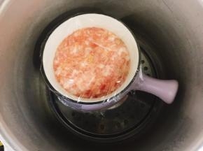 放入高压锅隔水蒸10分钟即可