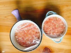 分别装入陶瓷碗里，盖上保鲜膜，用牙签在保鲜膜上戳几个洞