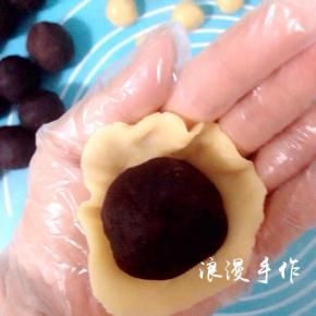 放入豆沙馅儿