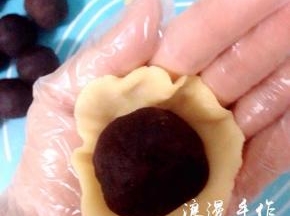 放入豆沙馅儿