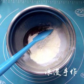 面粉、奶粉混合均匀后筛入拌匀的糖浆中