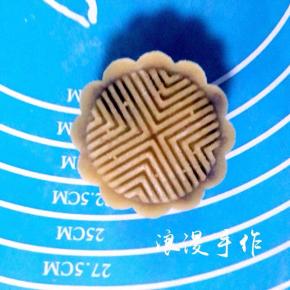 在案板上压出花纹