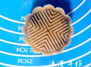 在案板上压出花纹