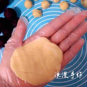 手上放少许手粉防粘，取一块饼皮，用手掌根部压扁