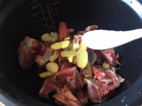 放入生姜，大蒜，再放入盐；