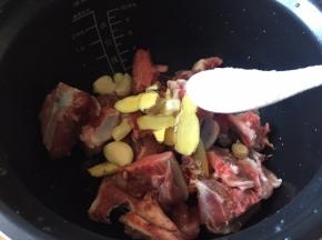 放入生姜，大蒜，再放入盐；