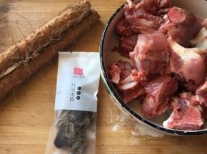 山药、黑木耳、猪骨头，备好；