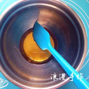 把转化糖浆、花生油、枧水倒入容器中，搅拌均匀