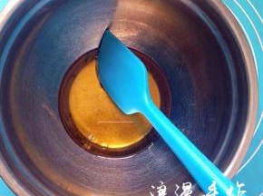把转化糖浆、花生油、枧水倒入容器中，搅拌均匀