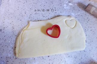 4、最后将面团擀成厚一点的面片然后用模具一压就可以了