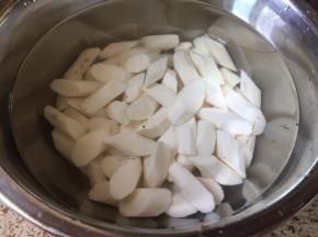 山药，削皮，切斜段，泡在水中，以免氧化；