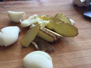 生姜、大蒜，切片；