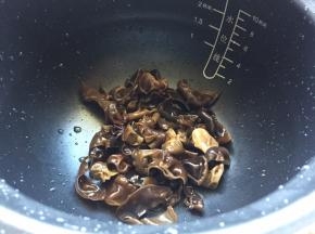 把泡发的黑木耳，剪成小块，放入电压力锅内胆中；