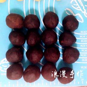 豆沙分好，揉成团。皮馅的比例为2:8