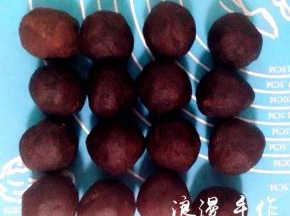 豆沙分好，揉成团。皮馅的比例为2:8