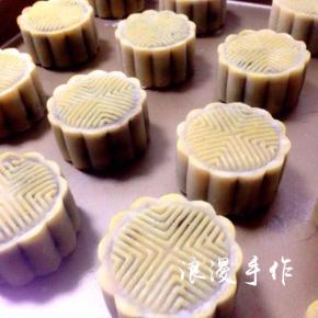 移到烤盘上，表面喷适量的水，上下火190度烤5分钟，取出在表面轻轻刷一层蛋液再放回烤箱，烤12-15分钟，表面金黄即可