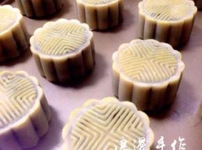 移到烤盘上，表面喷适量的水，上下火190度烤5分钟，取出在表面轻轻刷一层蛋液再放回烤箱，烤12-15分钟，表面金黄即可
