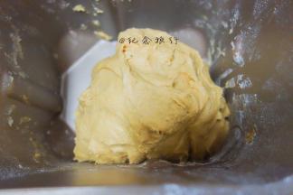 揉好的面团拿出来要盖上保鲜膜，发酵至两倍大，戳一个洞不塌陷不会缩就是一发完成了