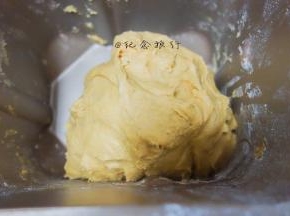 揉好的面团拿出来要盖上保鲜膜，发酵至两倍大，戳一个洞不塌陷不会缩就是一发完成了