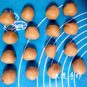 松弛好的冰皮分好揉圆