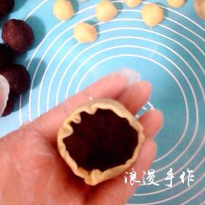 用虎口慢慢往上推饼皮，和包汤圆的手法一样