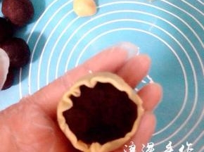 用虎口慢慢往上推饼皮，和包汤圆的手法一样