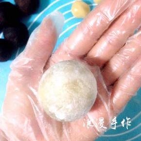 在月饼坯表面粘一些手粉防粘