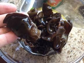 木耳，泡发，大概30分钟；