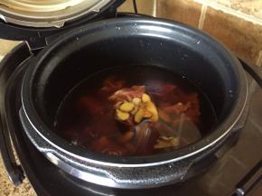 放入适量的水；