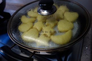 、蒸屉抹油或者放上硅胶垫，锅里60度左右热水，盖盖子发酵到两倍大直接开火蒸，两个锅轮着做，自己手边再擀出来时间刚好可以的，小的馒头大概蒸15分钟焖5分钟，时间根据馒头大小灵活决定