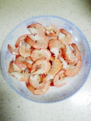 基围虾去头，抽出内脏，洗净后入锅中焯水后备用