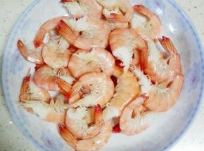 基围虾去头，抽出内脏，洗净后入锅中焯水后备用