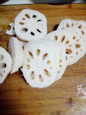 莲藕去皮，洗净切片，入开水锅中煮10分钟